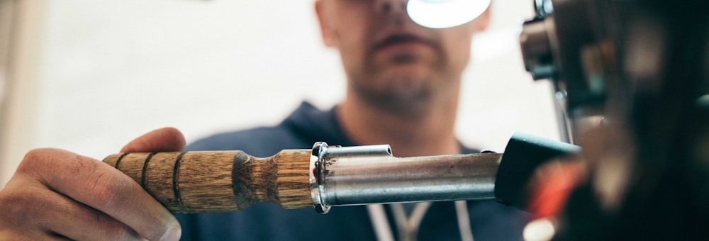 电竞选手Faker李相赫在比赛中专注操作的特写镜头